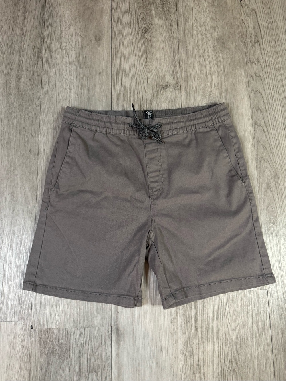 Volcom Boys Gray Flat Front Chino Shorts Drawstring Slash Pockets size 14 Large.